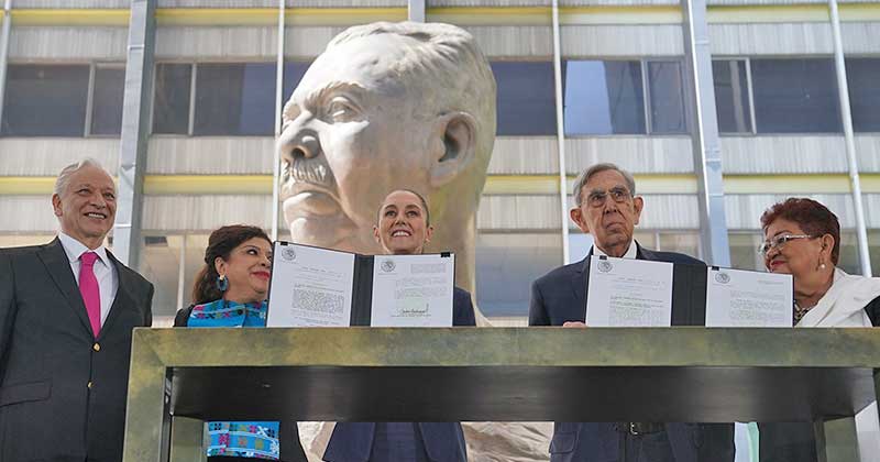 Presidenta firma decreto para expedir leyes secundarias en materia energética que recuperan a Pemex y CFE como empresas públicas del Estado