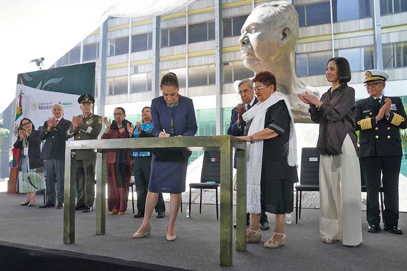 Presidenta firma decreto para expedir leyes secundarias en materia energética que recuperan a Pemex y CFE como empresas públicas del Estado