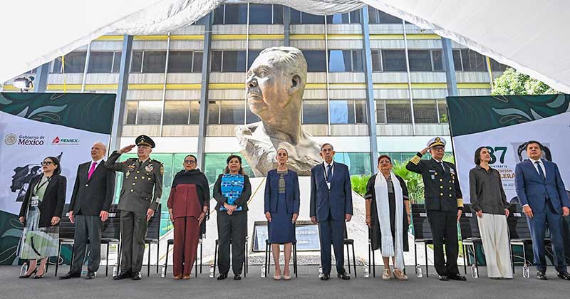 Presidenta firma decreto para expedir leyes secundarias en materia energética que recuperan a Pemex y CFE como empresas públicas del Estado