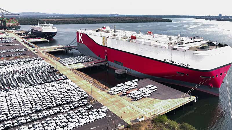 Lázaro Cárdenas reafirma liderazgo en movimiento de vehículos y TEUs