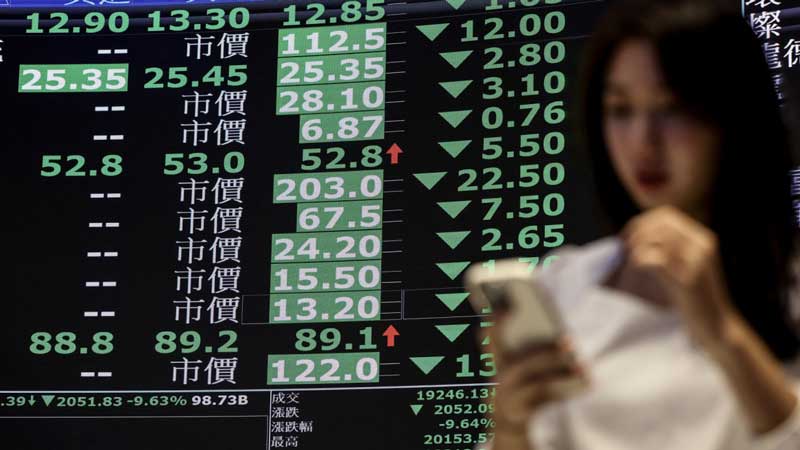 Lunes negro en las bolsas por el temor a una guerra comercial a gran escala