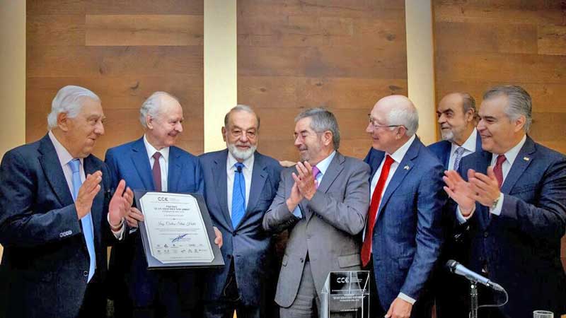 Carlos Slim recibe reconocimiento del CCE por su legado
