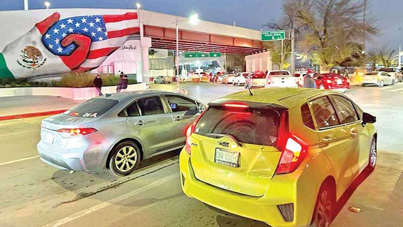 Cientos hicieron fila, ansiosos por cruzar Puente Internacional número 1 Eagle Pass-Piedras Negras