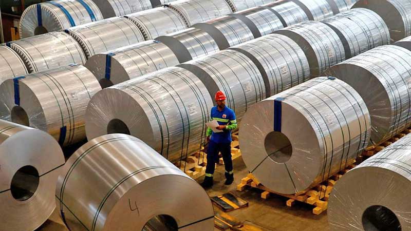 Trump podría imponer aranceles de hasta 50% al acero y aluminio de Canadá y México