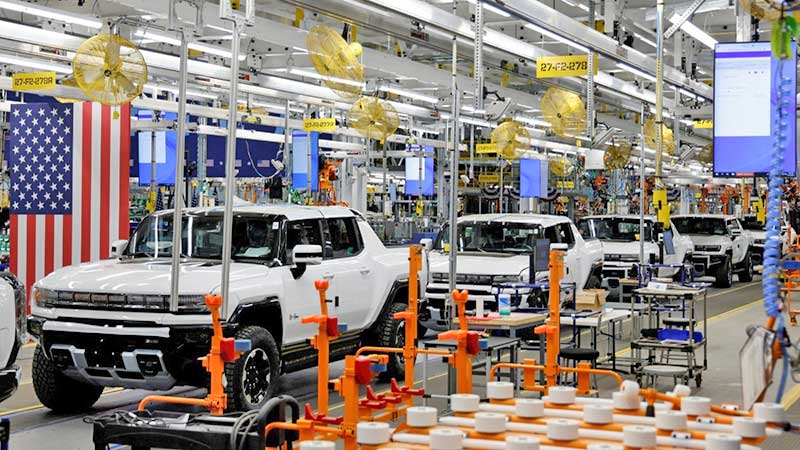 Biden anuncia millonarios subsidios para desarrollar autos eléctricos en EU: ¿Cuántos millones dará a la industria?