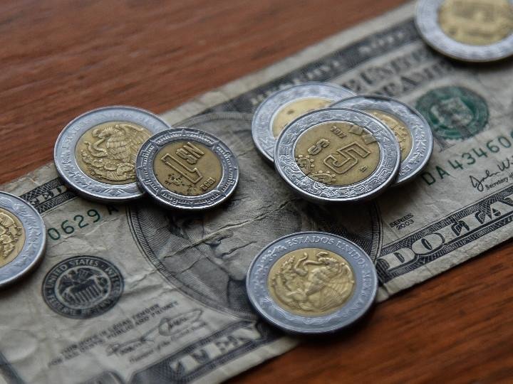 Peso inicia abril con avance de 20 centavos; recibe impulso de dato sobre manufacturas chinas
