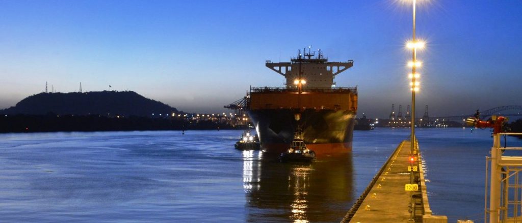 El granelero Anangel rompé récord al transitar por el Canal de Panamá