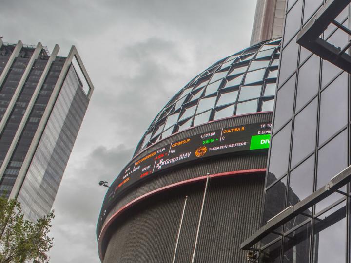 Peso y BMV a la baja, atentos a negociaciones entre México y EU