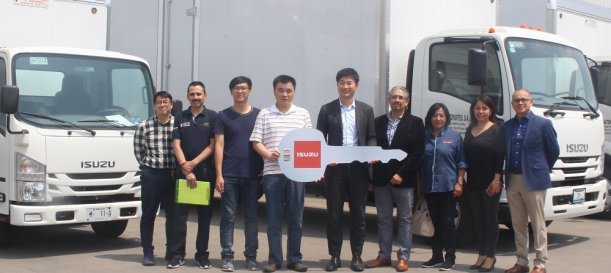 Isuzu entrega unidades a Optimo Autopartes