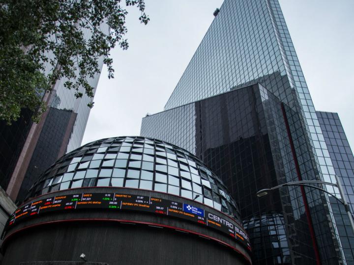 Peso resistente frente al dólar; BMV con un mínimo negativo