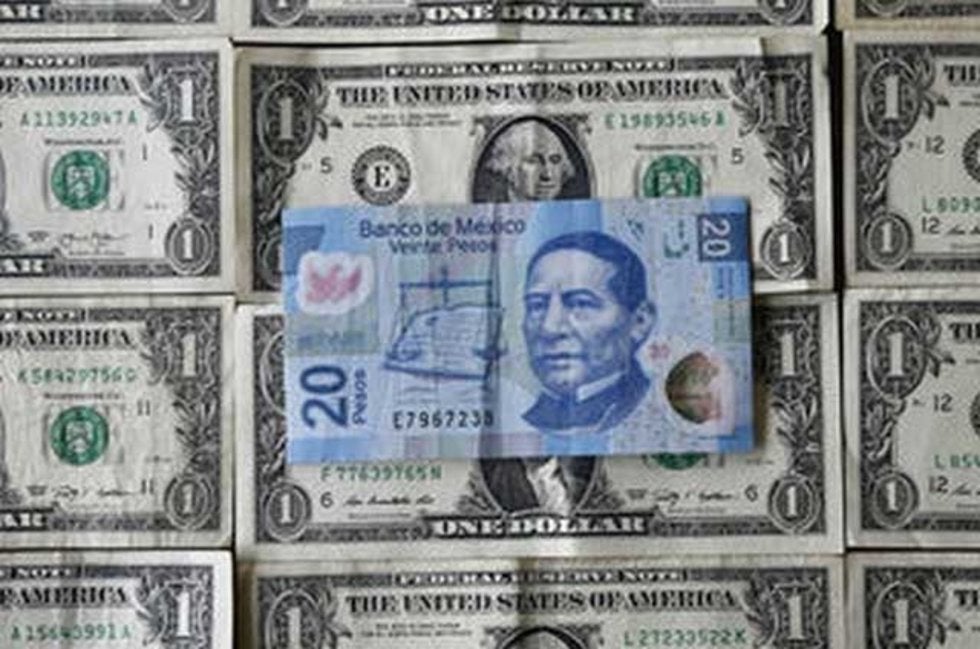 Peso retrocede 20 centavos tras revisión a nota crediticia del país