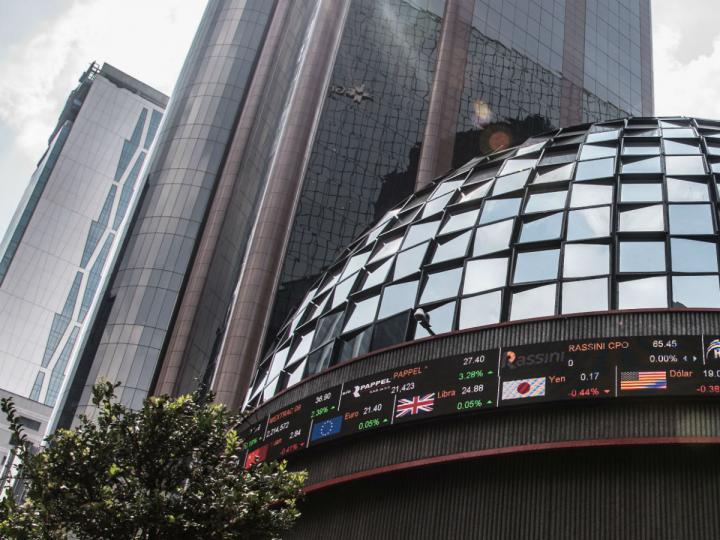 BMV cierra semana a la expectativa; Peso se mantiene estable frente al dólar