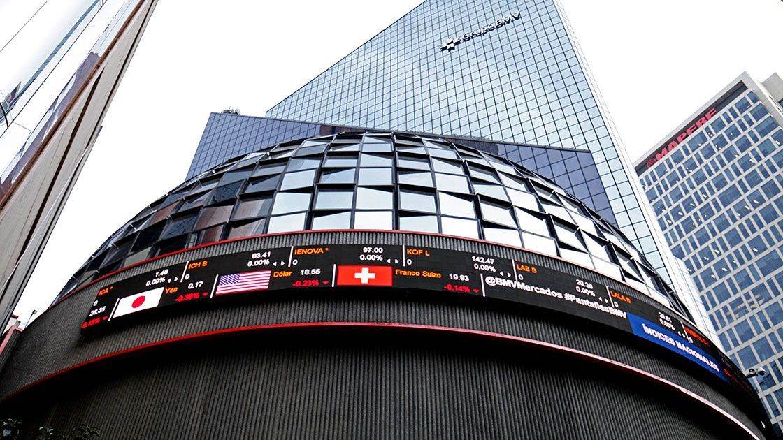 Bolsa Mexicana baja, a la espera de cifras económicas en EUA