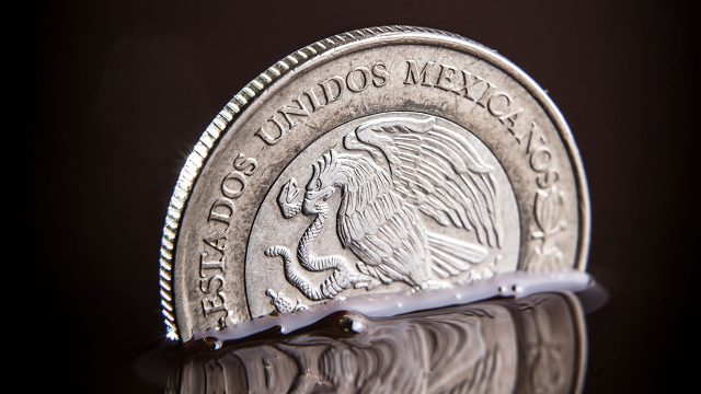 El peso y la bolsa se hunden tras la renuncia de Urzúa