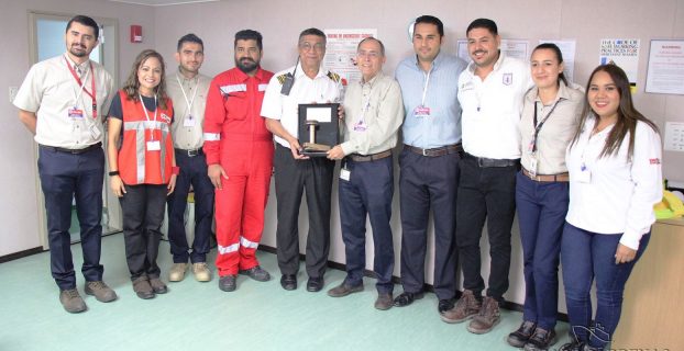 Entregan placa de reconocimiento a buque de K-Line por primer arribo