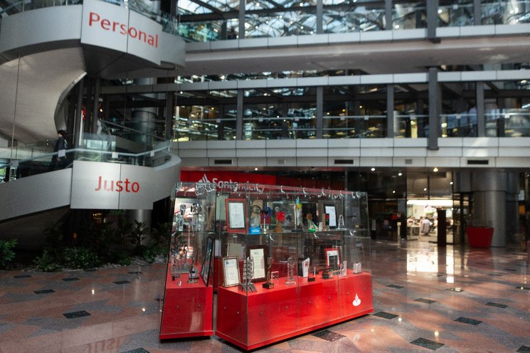 Grupo español adquiere acciones de Santander México