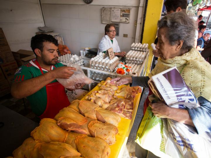 Inflación mantiene su nivel objetivo: pollo, cebolla y aguacate al alza