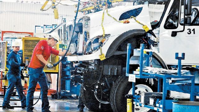 Reportan cifra récord de producción de vehículos pesados
