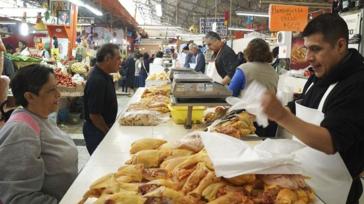 Inflación retrocede 0.08%: Precios de pollo, aguacate y cebolla a la baja