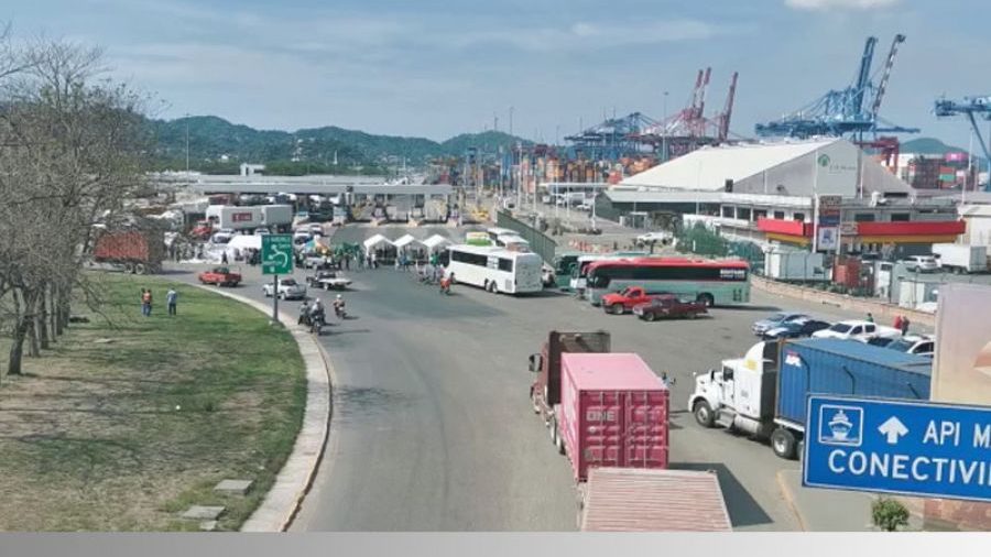 Agricultores de todo el país bloquean los principales puertos; Manzanillo el más afectado