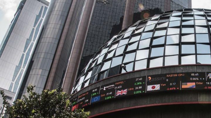 BMV retrocede ligeramente; Peso se mantiene con fuerza frente al dólar