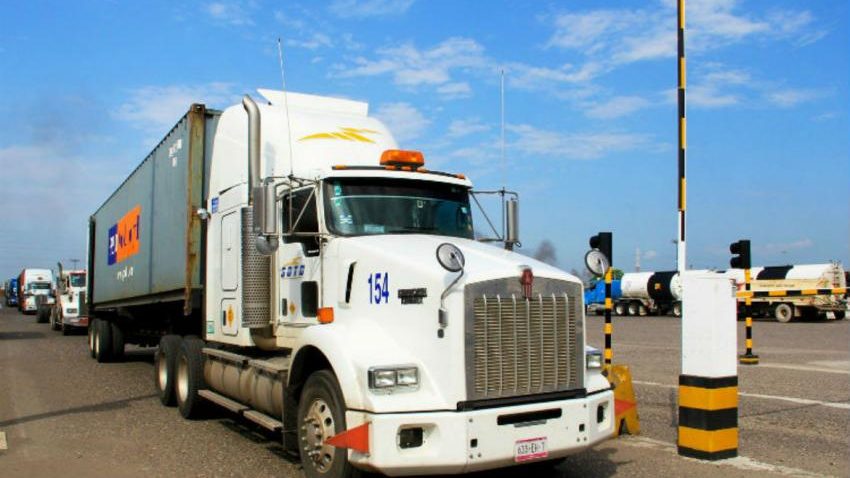 EXPORTACIONES MEXICANAS CRECEN 3.9%; PERSISTE CAÍDA EN PETROLERAS