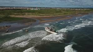 Encalla el barco camaronero FIFER I en el puerto de Coatzacoalcos