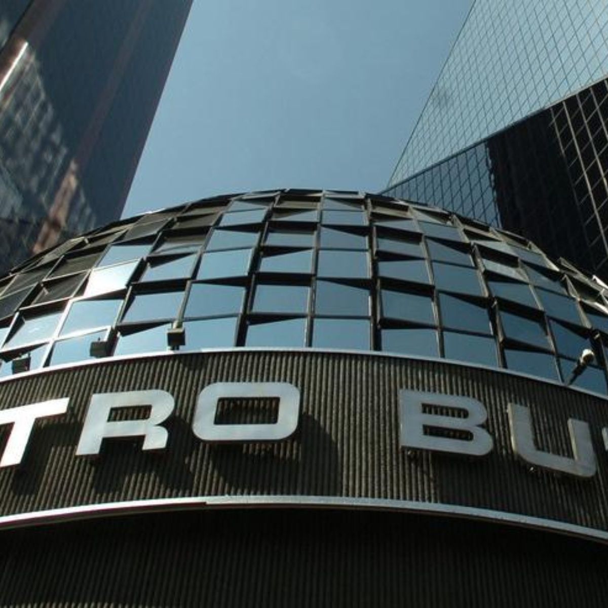 BMV se inclina a la baja; Dólar sacude al peso