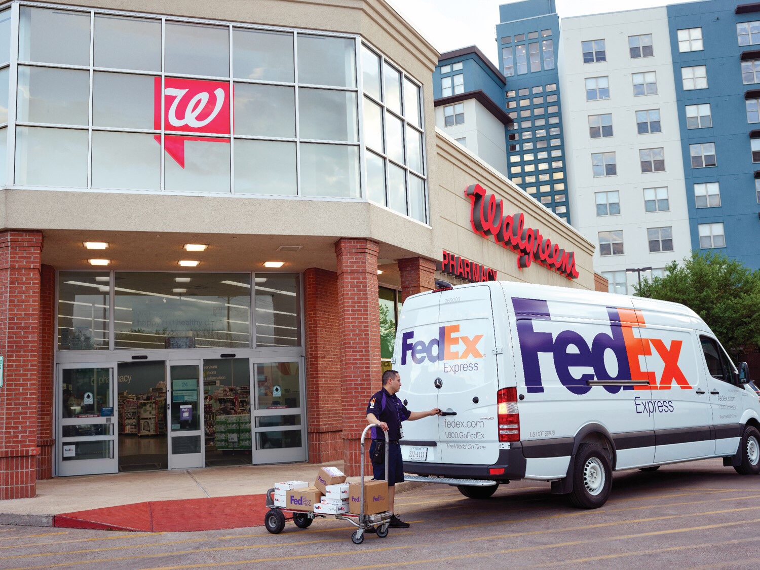 FedEx y Farmacias Benavides firman acuerdo