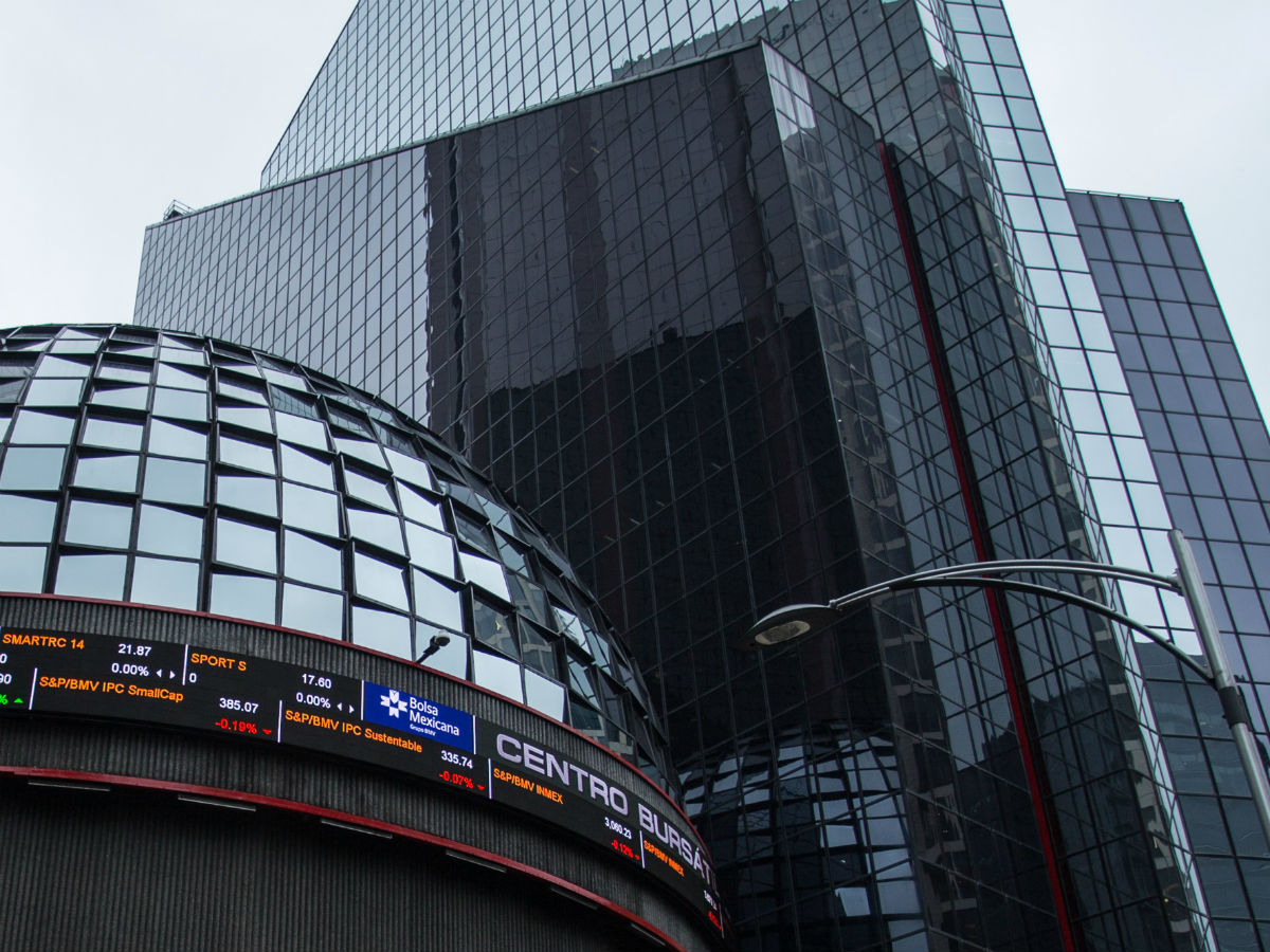 BMV y peso inician semana con el pie izquierdo