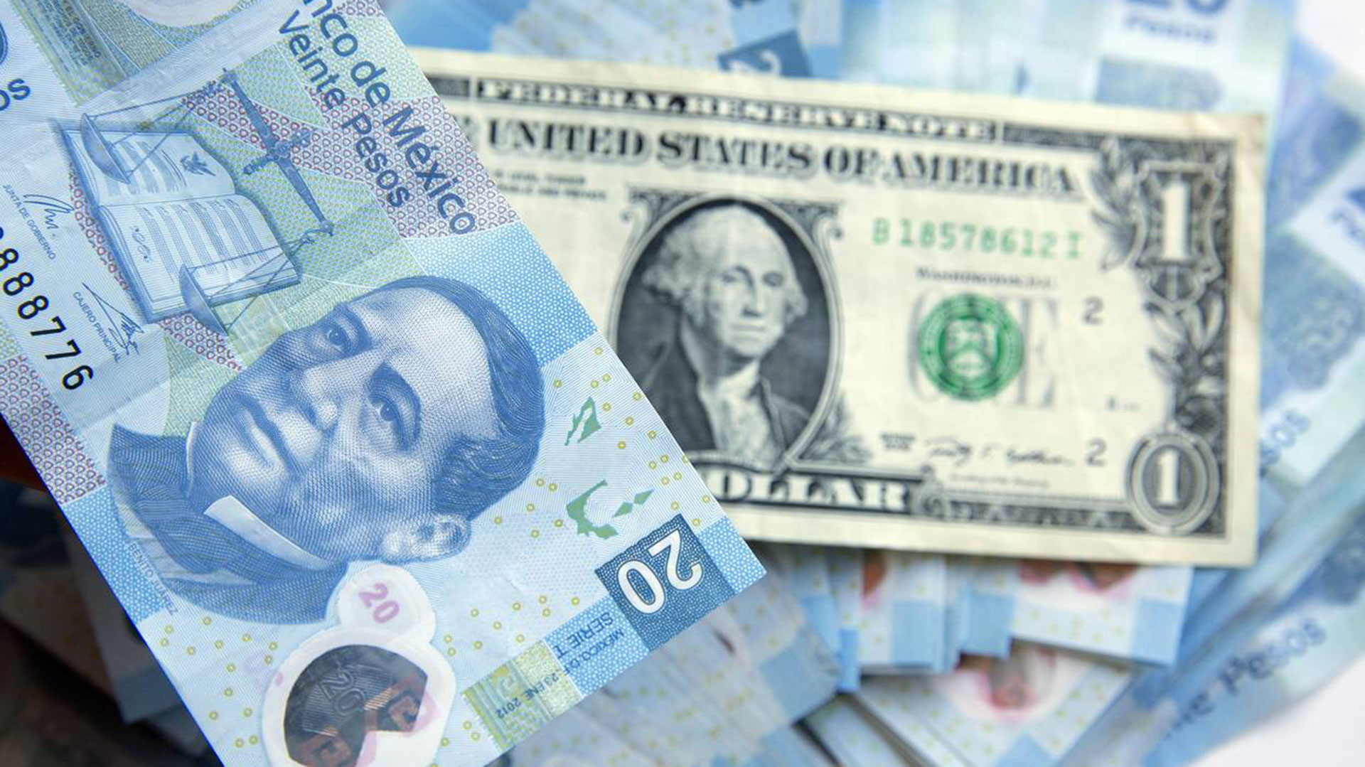 Dólar débil en el terreno de los 18 pesos; BMV supera el nivel de los 44 mil puntos