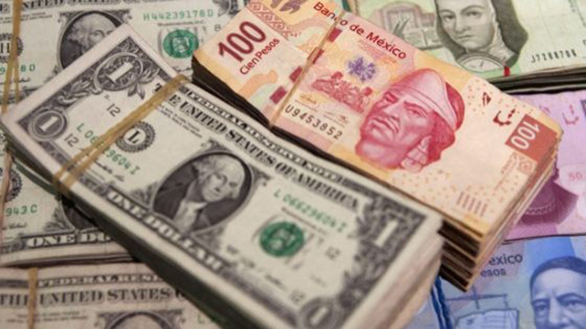 BMV se tropieza en su apertura; Peso resiste frente al dólar