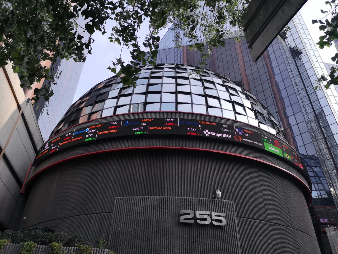 T-MEC impulsa a la BMV a los 45 mil puntos y mantiene fuerte al peso