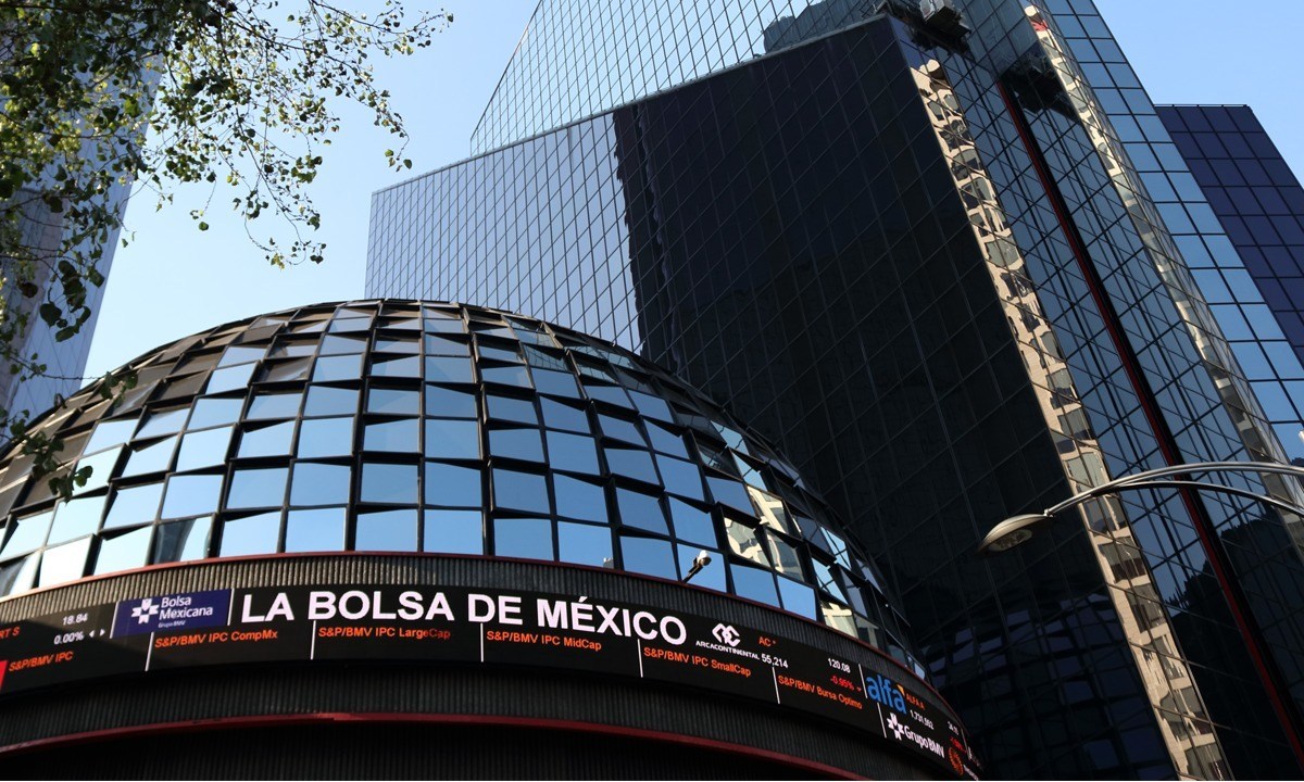 Peso inicia con fuerza la semana; BMV coquetea el nivel de los 45 mil puntos