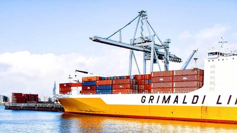 México tiene superávit comercial histórico en marzo por desplome de importaciones