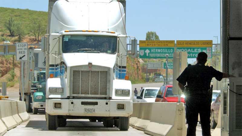 Camiones de carga siguen cruzando la frontera