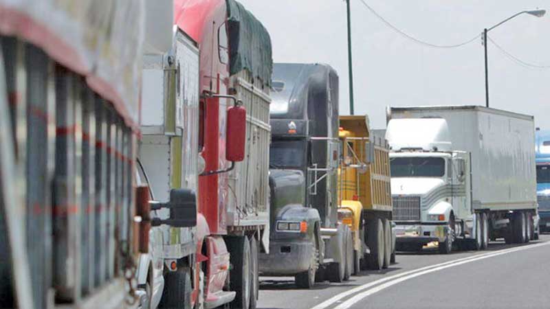 Valor de carga por autotransporte entre México y EU cae 4.7% en marzo