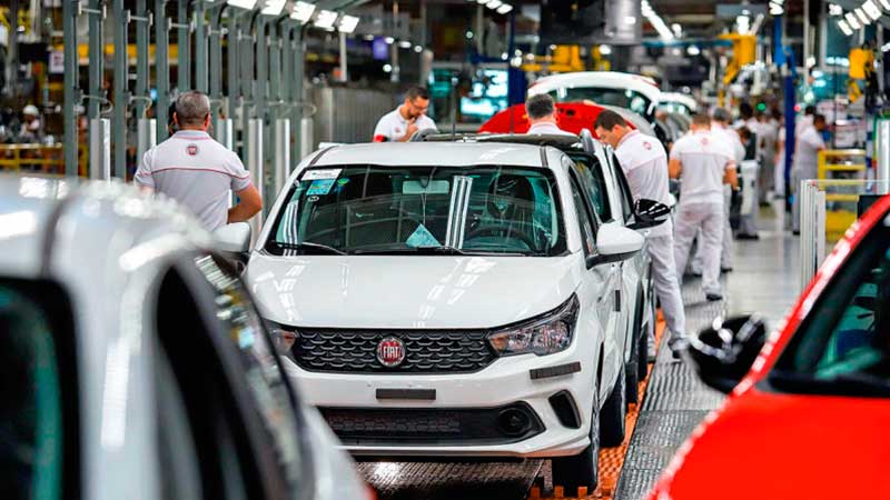 Producción de autos en México y Brasil crece en julio, pero las exportaciones continúan cayendo