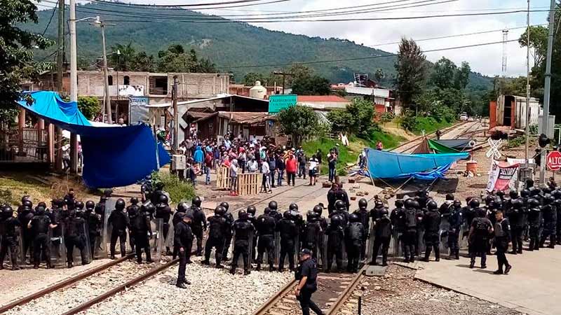 Fuerzas federales liberan vías del tren en Michoacán
