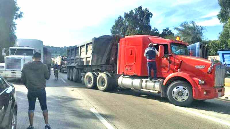 Transportistas bloquean la México-Querétaro, México-Pachuca y Arco Norte