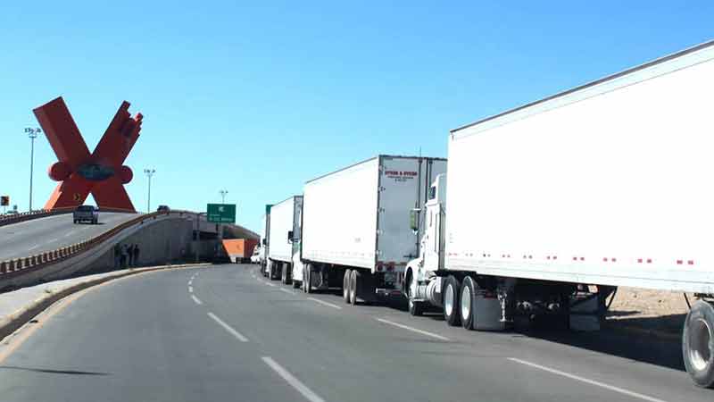 Cruzan a El Paso menos camiones, pero hay líneas más largas