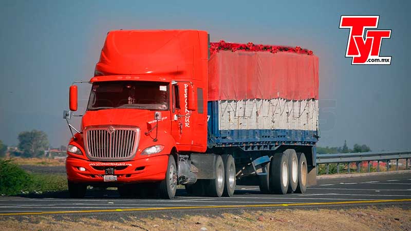 El autotransporte de carga decora la Navidad en el país