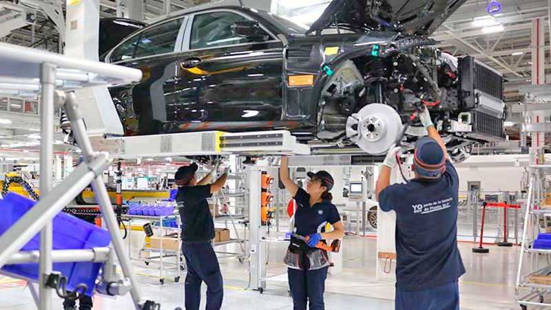BMW ajustará su producción en México por escasez de gas natural