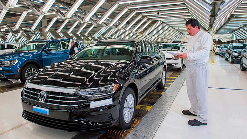 Volkswagen de México reducirá su producción de Jetta por escasez de chips