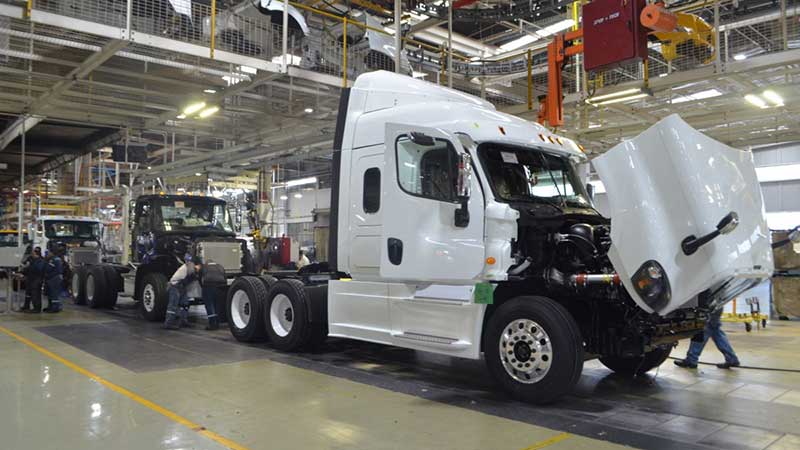 Reactivación en EU impulsó producción y exportación de vehículos pesados en México