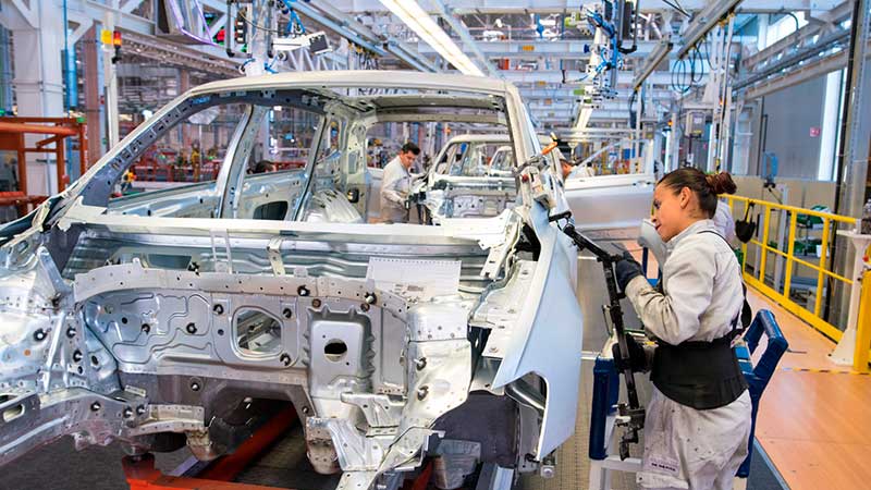 Volkswagen quiere aumentar 30% la productividad en sus plantas en México y EU con IA y robótica