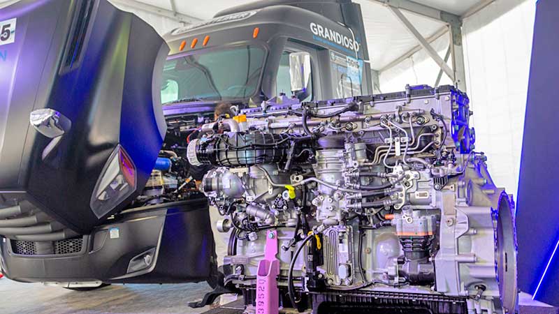 Daimler presenta la nueva generación del motor DD15