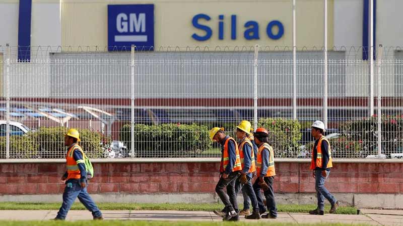 General Motors suspende producción de camionetas en Silao por falta de chips