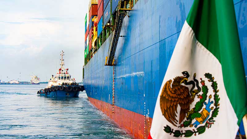 Buque portacontenedores es auxiliado con apoyo de remolcadores del Puerto Lázaro Cárdenas