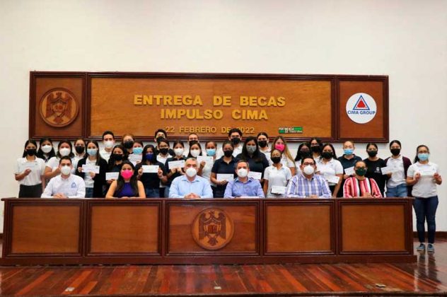 Grupo CIMA entrega 30 becas a estudiantes de la UdeC